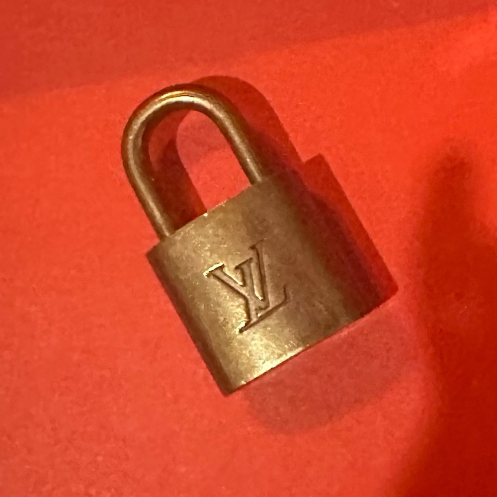 💋 Authentic Louis Vuitton Lock No. 311